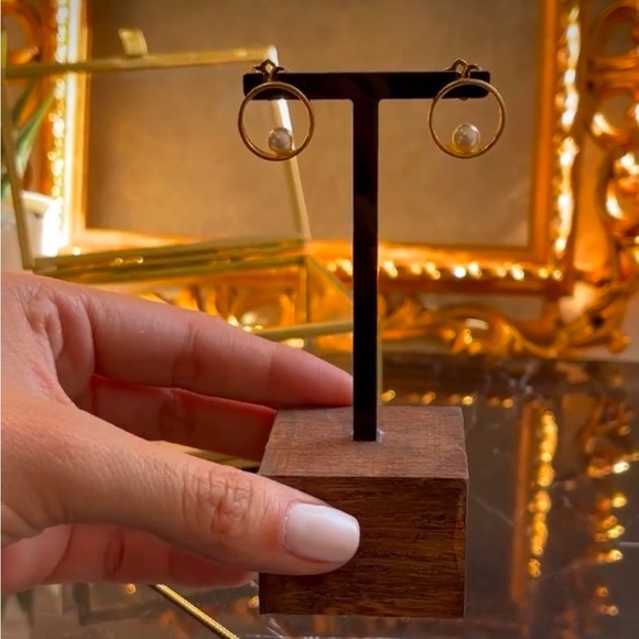 TUMBIKO NWT Gold Circle Ring Faux Pearl Earrings - Picture 4 of 8